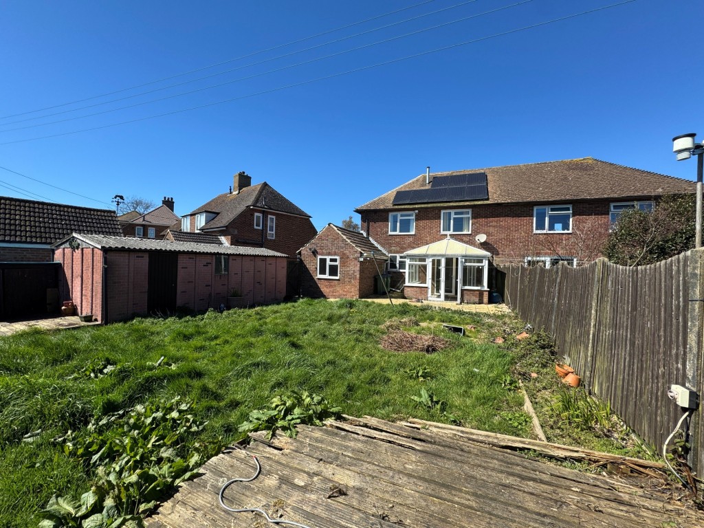 Lot: 127 - SEMI-DETACHED HOUSE IN NEED OF TOTAL REFURBISHMENT - Rear elevation and garden